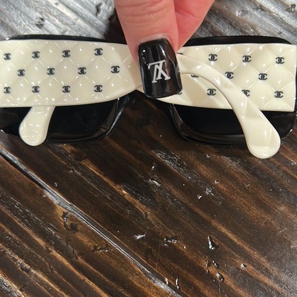 SOLD! CHANEL 2023 STUNNING SHADES. BEAUTIFUL!!!! Enjoyed maybe 3 times. - Picture 16 of 17